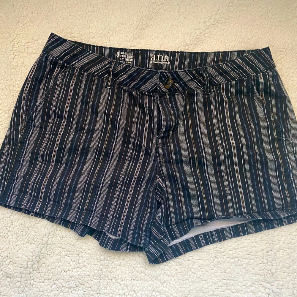 Women’s mid rise twill shorts black with multi color accents. Size 8